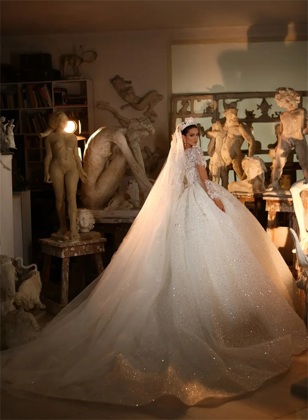 Customized Luxury Ball Gown Wedding Dresses V-neck Shining Applicants Sequined Chapel Gown Bridal Gown Vestidos De Novia