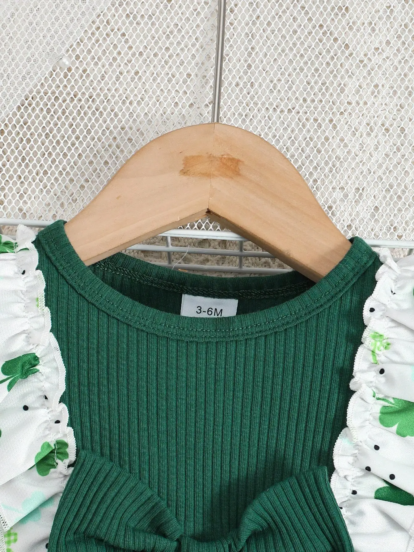 Baby-St.-Patricks-Tag-Kleid, Mädchen-Kleid mit kurzen Ärmeln und Kleeblattmuster, dunkelgrünes, geripptes Oberteil mit großer Schleifendekoration. – Detail 3
