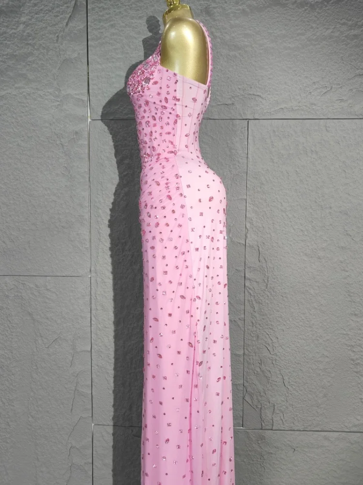 ชุดเดรสยาวผ้าตาข่ายประดับคริสตัลระยิบระยับ ดีไซน์ผ่าข้าง เหมาะสำหรับงานเลี้ยงฉลองวันเกิด ถ่ายภาพ หรือการแสดง