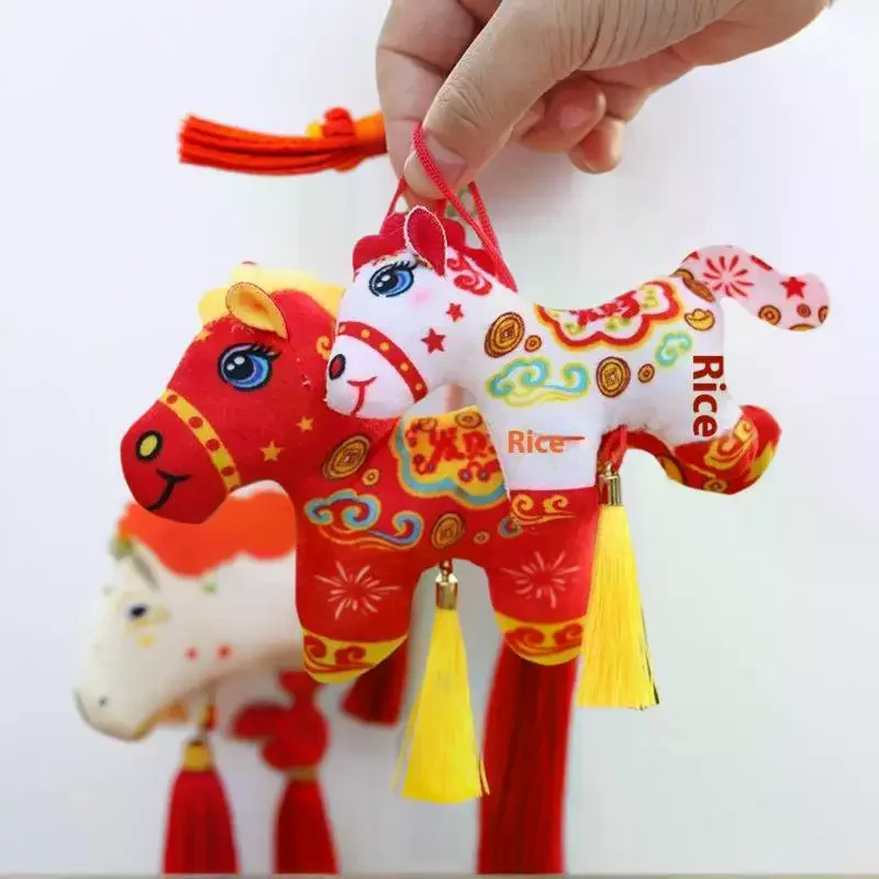 Leuke levensechte dierenjaar paard mascotte gevulde pop hanger rugzak hangend ornament