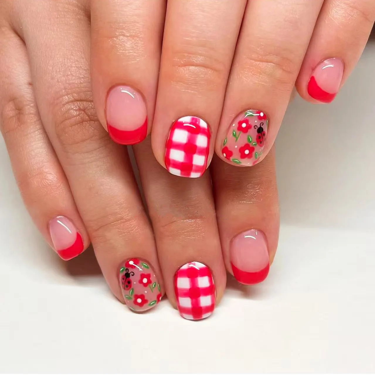 24Pcs Red Checkerboard Ladybug Press on Fake Nails Full Cover Simple Flower French Nails Tips Short Detachable Square Head Nail