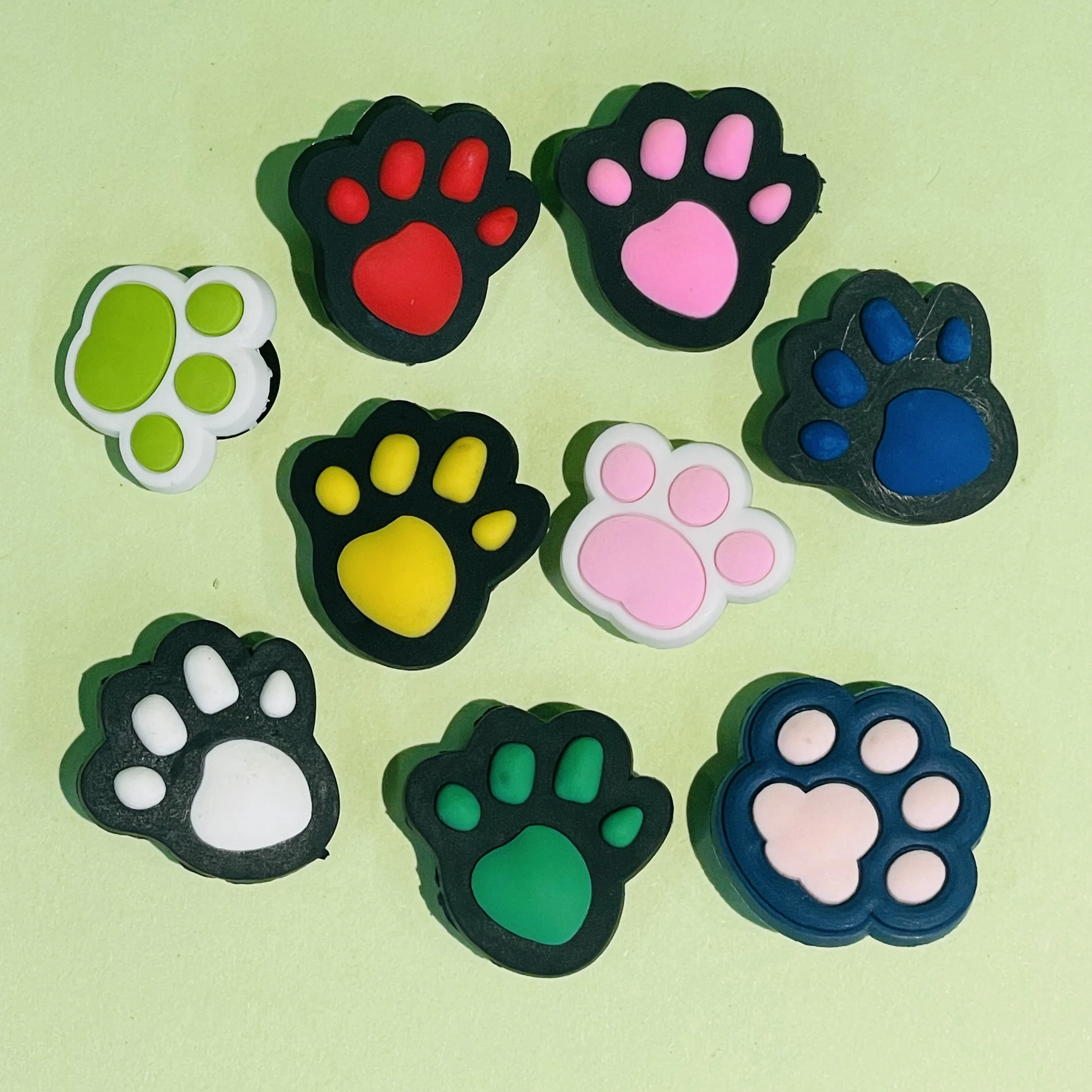 1-9 buah kartun warna-warni hewan kucing anjing jejak kaki PVC sepatu pesona sandal aksesoris taman sepatu ornamen hadiah pesta anak