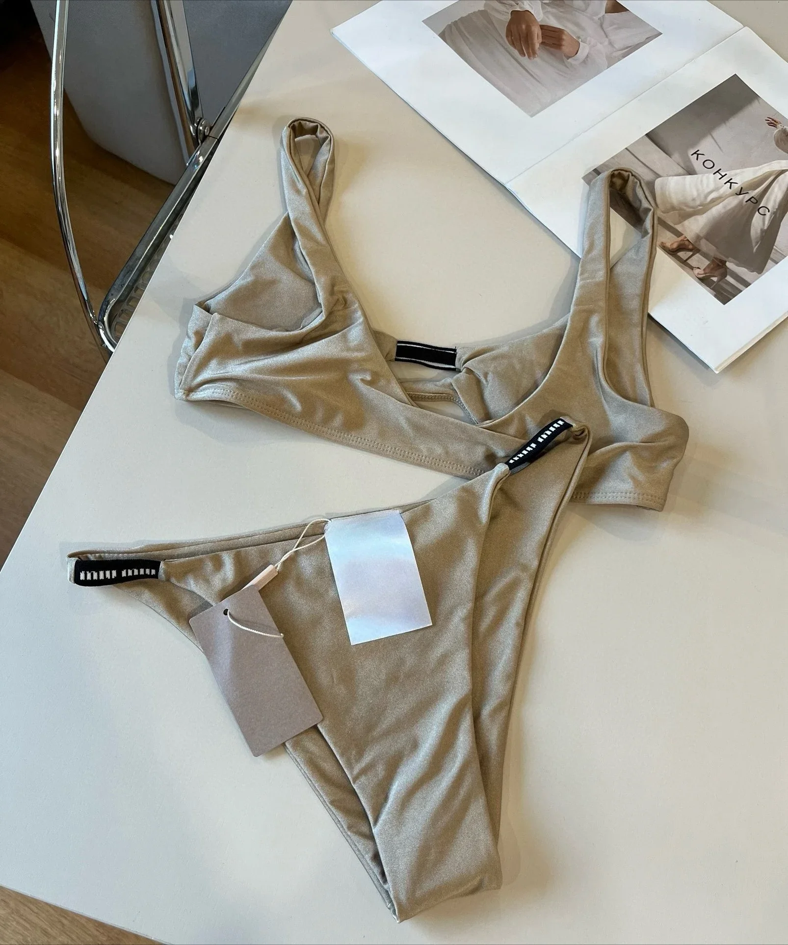 Traje de baño de bikini de la serie Miu de alta gama, estilo de una pieza que muestra su figura y la belleza, un regalo imprescindible para el verano, 2025, superventas