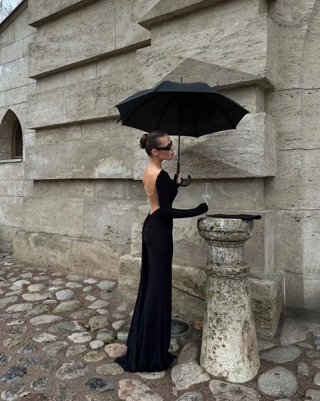 Abito lungo sexy senza schienale nero da donna elegante solido manica lunga abiti lunghi slim pieghettati vuoti 2025 abiti da sera da donna