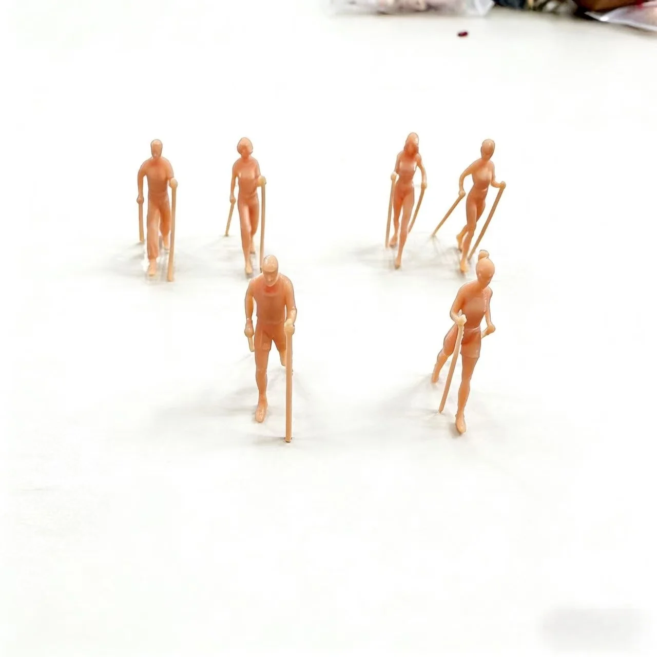6 Pcs 1:87 Solid Color DIY Sand Table Material Model Figurines Sports Enthusiasts Water Skiers Suitable for Sports Scene Constru