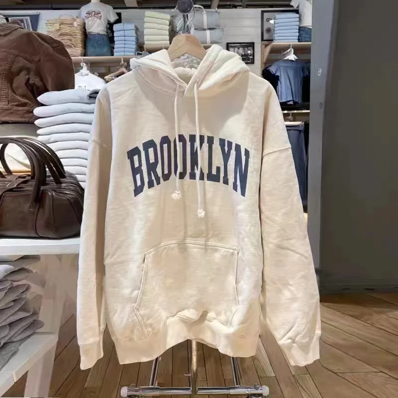 Moletom Feminino Brandy Girl Brooklyn com Estampa de Letras, Estilo Streetwear, Caimento Solto, Manga Longa, Forrado com Algo...