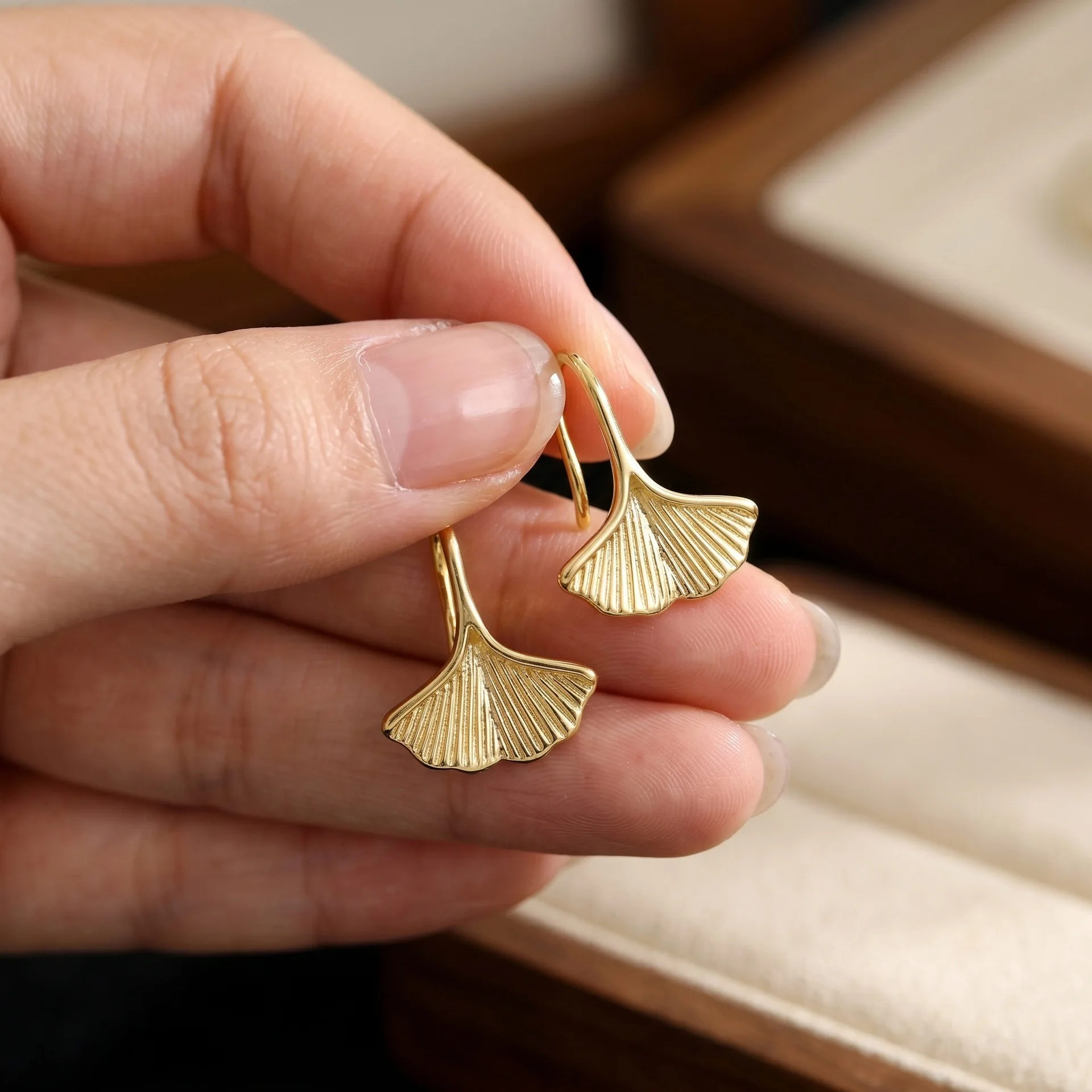 High-end Fashion Ginkgo Biloba Texture Stud Earrings Matte Gold Texture Niche Temperament Wind Earrings Earrings Jewelry Luxury