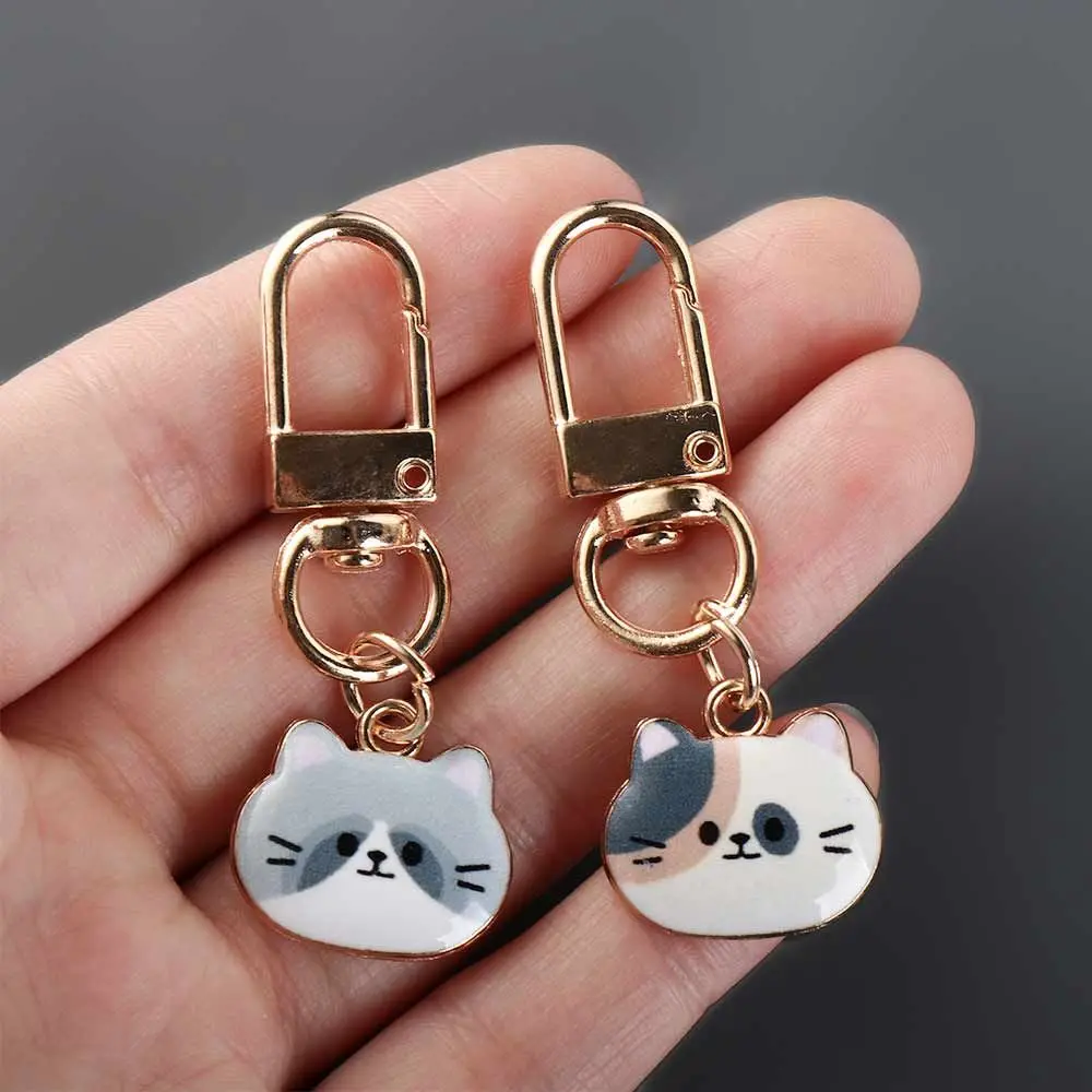 Wykwintnie wykonany metalowy breloczek z emalią w kształcie kotka, mały brelok do kluczy, zawieszka do torby, słodki breloczek z kreskówki.
