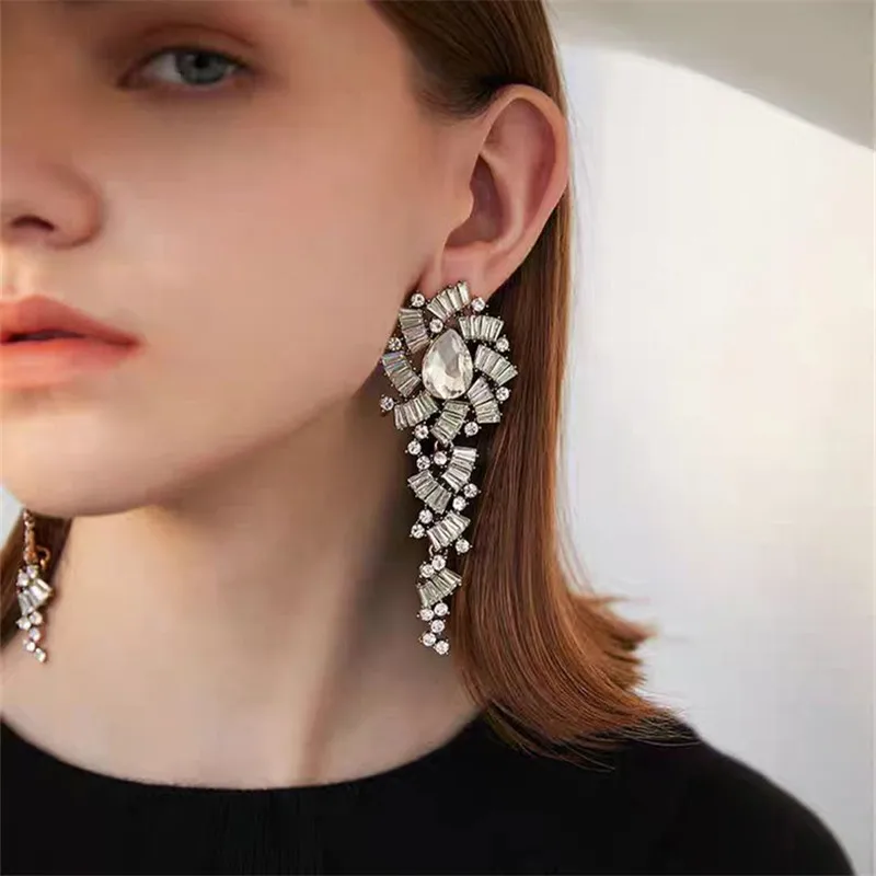 

Retro Metal Zircon Petal Earrings Unique Design Luxury Sensation Women's Jewelry for Parties Daily Wear Fashion Accessory