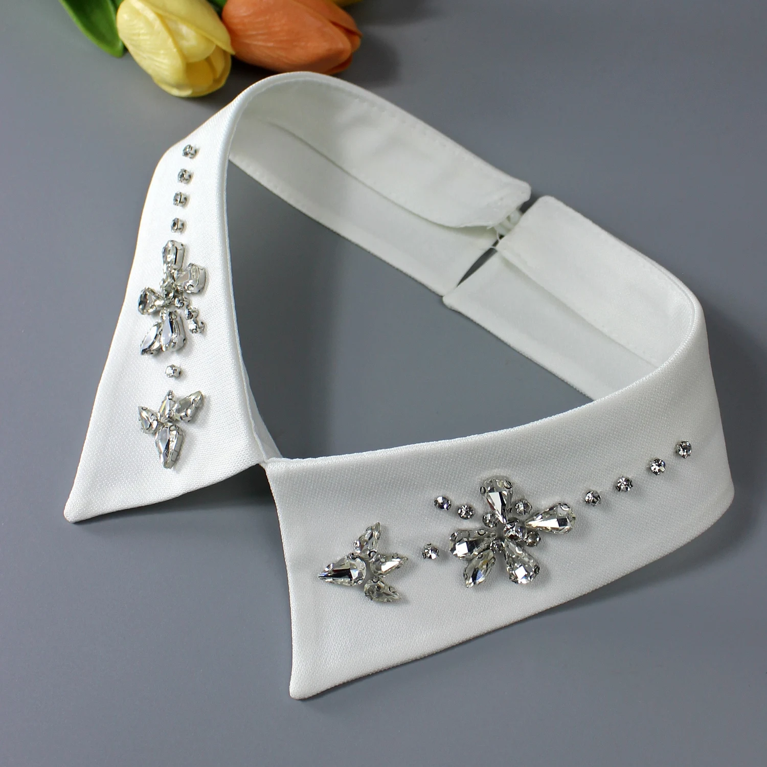 1 Stück luxuriöser Strass-Kunstkratz, mit glänzenden Diamanten und handgenähter Verarbeitung. Entworfen mit Sonnenblume und C – Detail 4