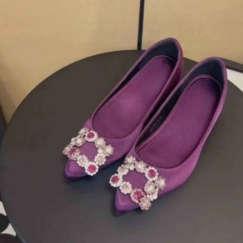 

Темпераментные атласные французские туфли с квадратной пряжкой и стразами, острый носок внутри, новинка 202, неглубокие женские одинарные туфли