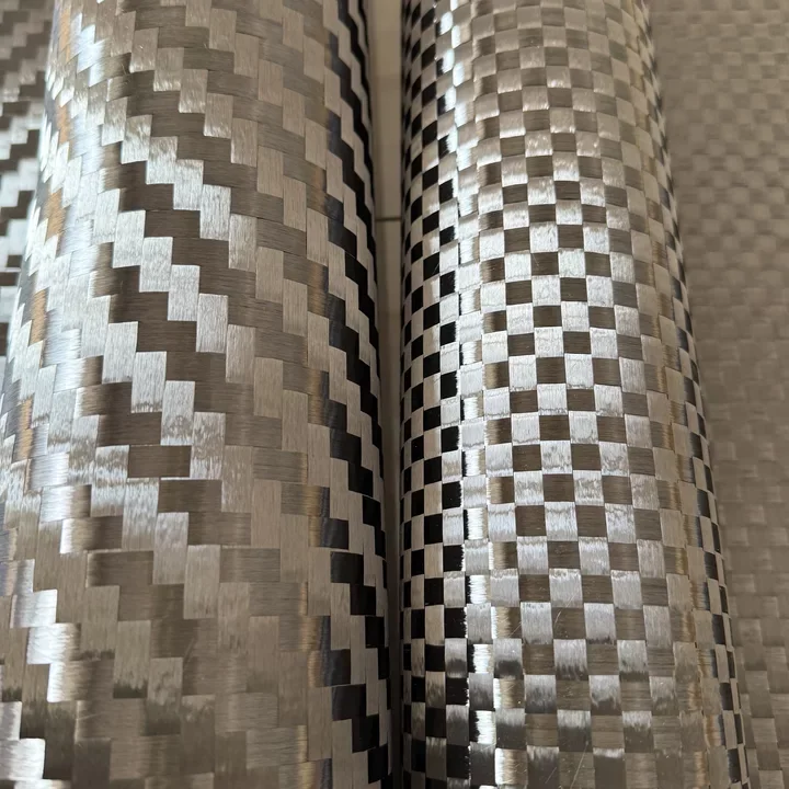 

Углеродное волокно 12K, 200 г/м², 8х8 мм, эластичное, с крупным клетчатым узором, ткань из настоящего углеродного волокна, ширина 40 дюймов/100 см, в рулонах.