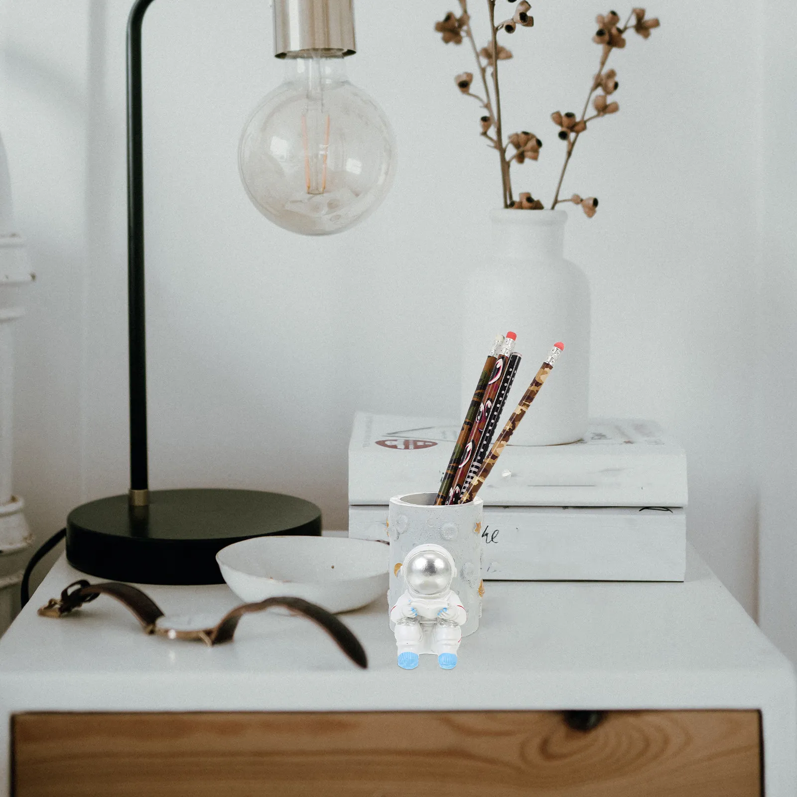 

Держатель для ручек в виде космонавта, настольный органайзер для канцелярии из смолы, креативный аксессуар для стола в космической тематике, для офиса, дома, школы, декоративный элемент