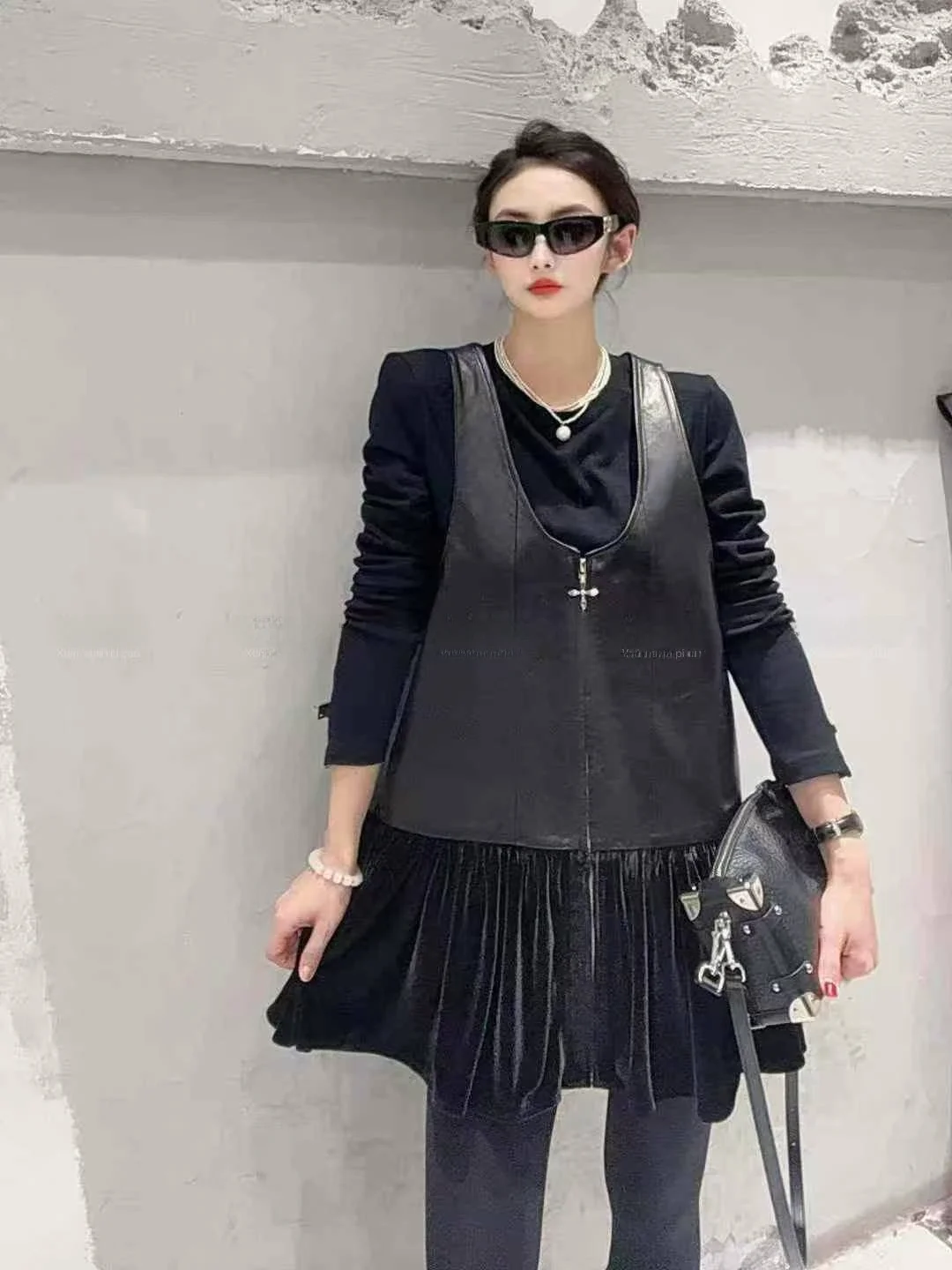 

Новая женская кожаная жилетка из овчины 2025 года, укороченная, на молнии, с круглым вырезом, повседневная, для коррекции фигуры