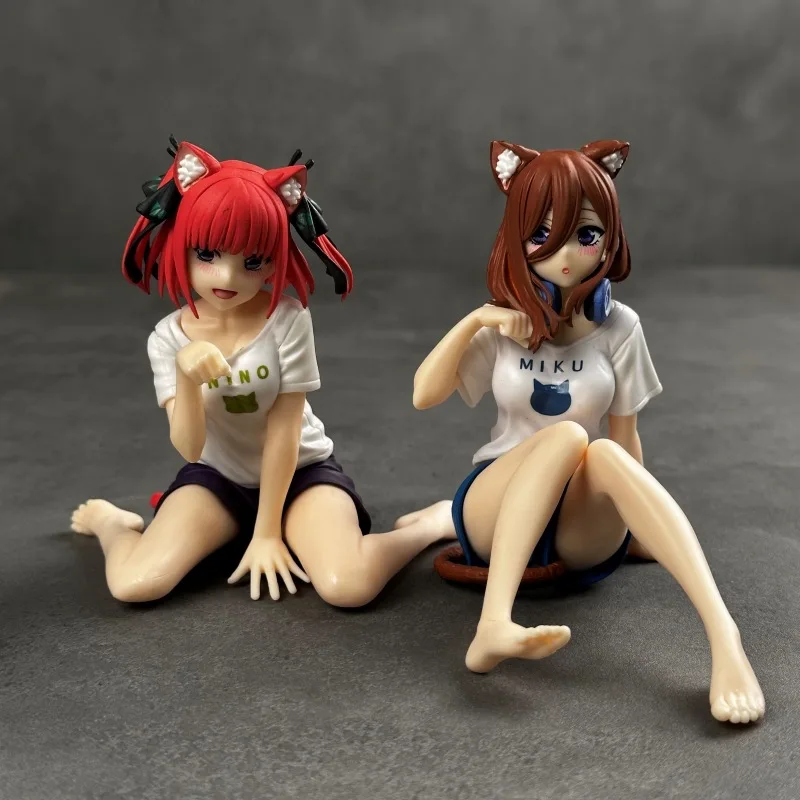 

The Quintessentially Quintuplets Nakano Miku Nakano Nino Home Clothes Sitting Hands Collection Models Desktop Ornaments Gift Toy