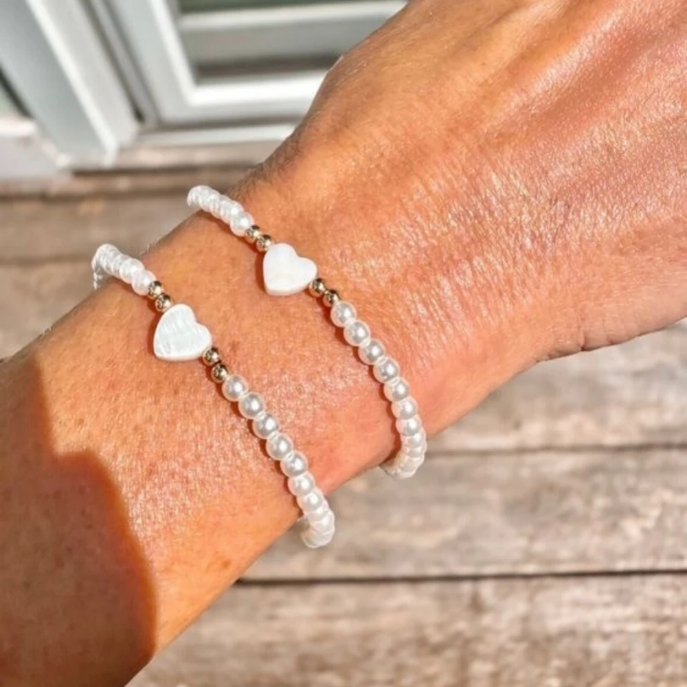 

Vlen Women's Shell Pearl Bracelet with Heart Accents Elastic Stretch Design Adjustable Beaded Bracelet Minimalist Jewelry
