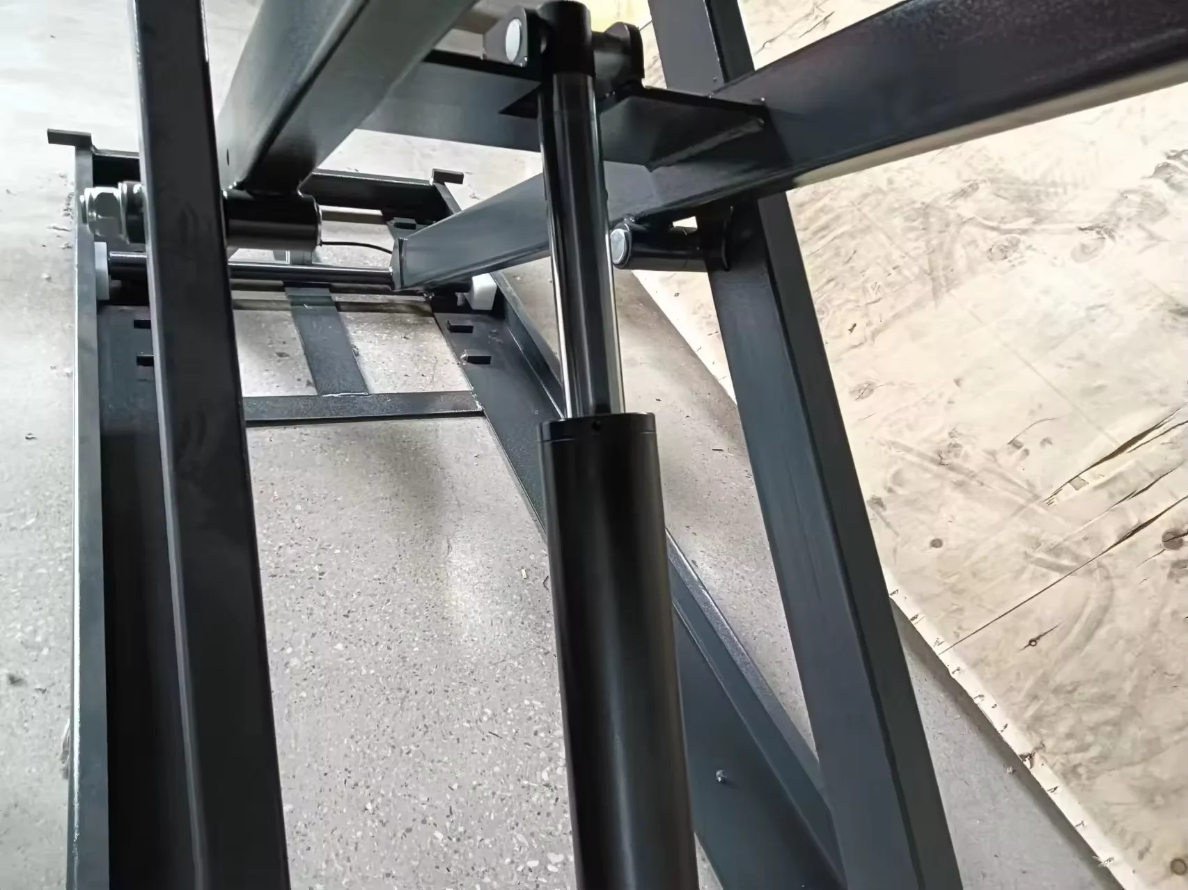 ใช้งานง่ายคุณภาพสูง 350KG นิวเมติกไฮดรอลิกรถจักรยานยนต์ลิฟท์กรรไกรนิวเมติกไฮดรอลิกรถจักรยานยนต์