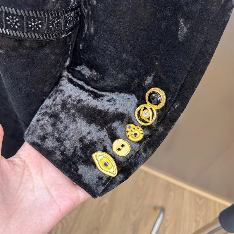 2025 الخريف المتخصصة مشبك معدني ثقيل سستة مطرز كم طويل المخملية السترة معطف المرأة ركاب الأعمال سترة سوداء