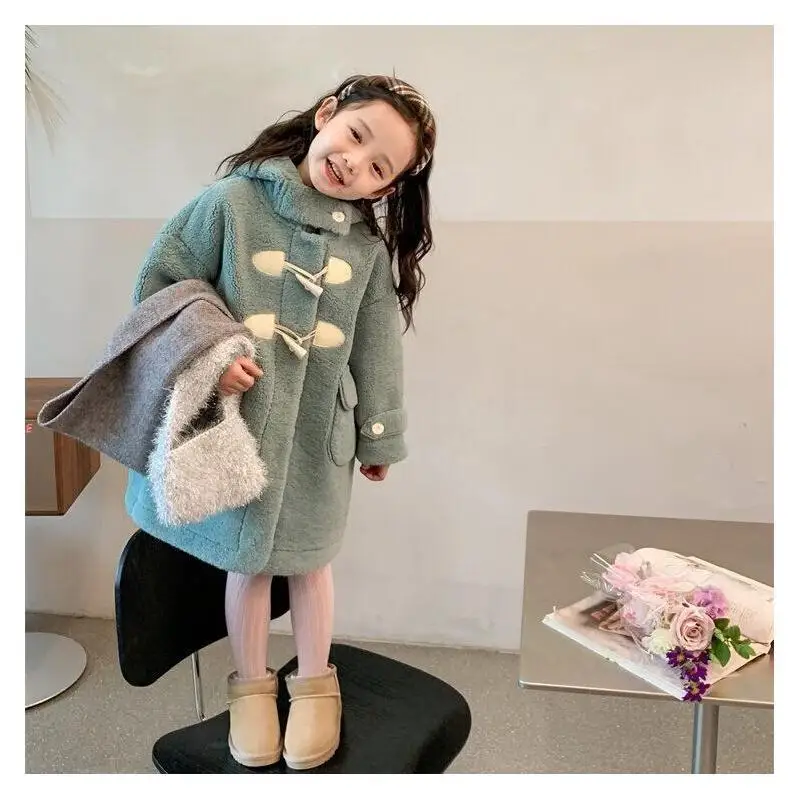 

Новая зимняя куртка для девочек 2025 года: утепленное пальто средней длины из искусственного меха и кожи, модная теплая верхняя одежда для малышей