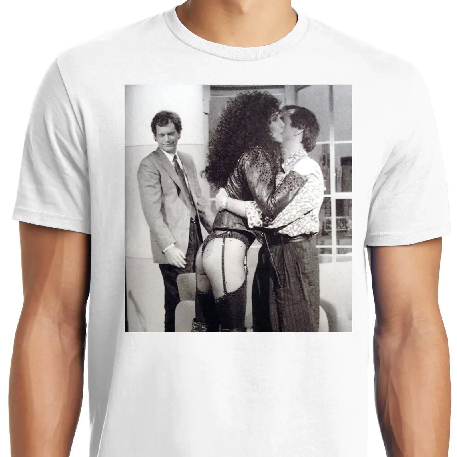 Camiseta vintage lavada y versátil con estampado divertido de David Letterman y la frase 'Big Guys Rule and Tall', con foto de Cher y su trasero de los 39s.