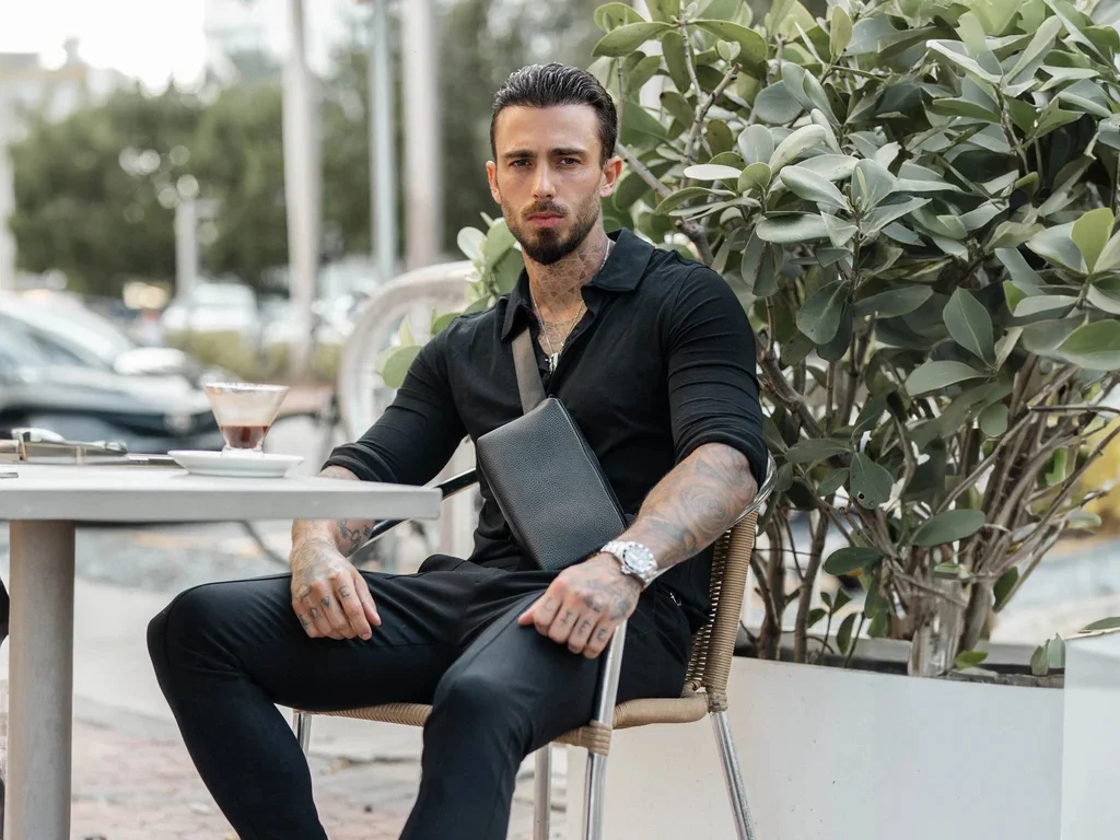 2026 Bolso Hombro Hombre Hochwertige Designer Herren-Umhängetasche mit Granulat-Textur aus PU, GRAMS 28 157 Essential Sling, Schwarze Herren-Crossbody-Tasche – Detail 4