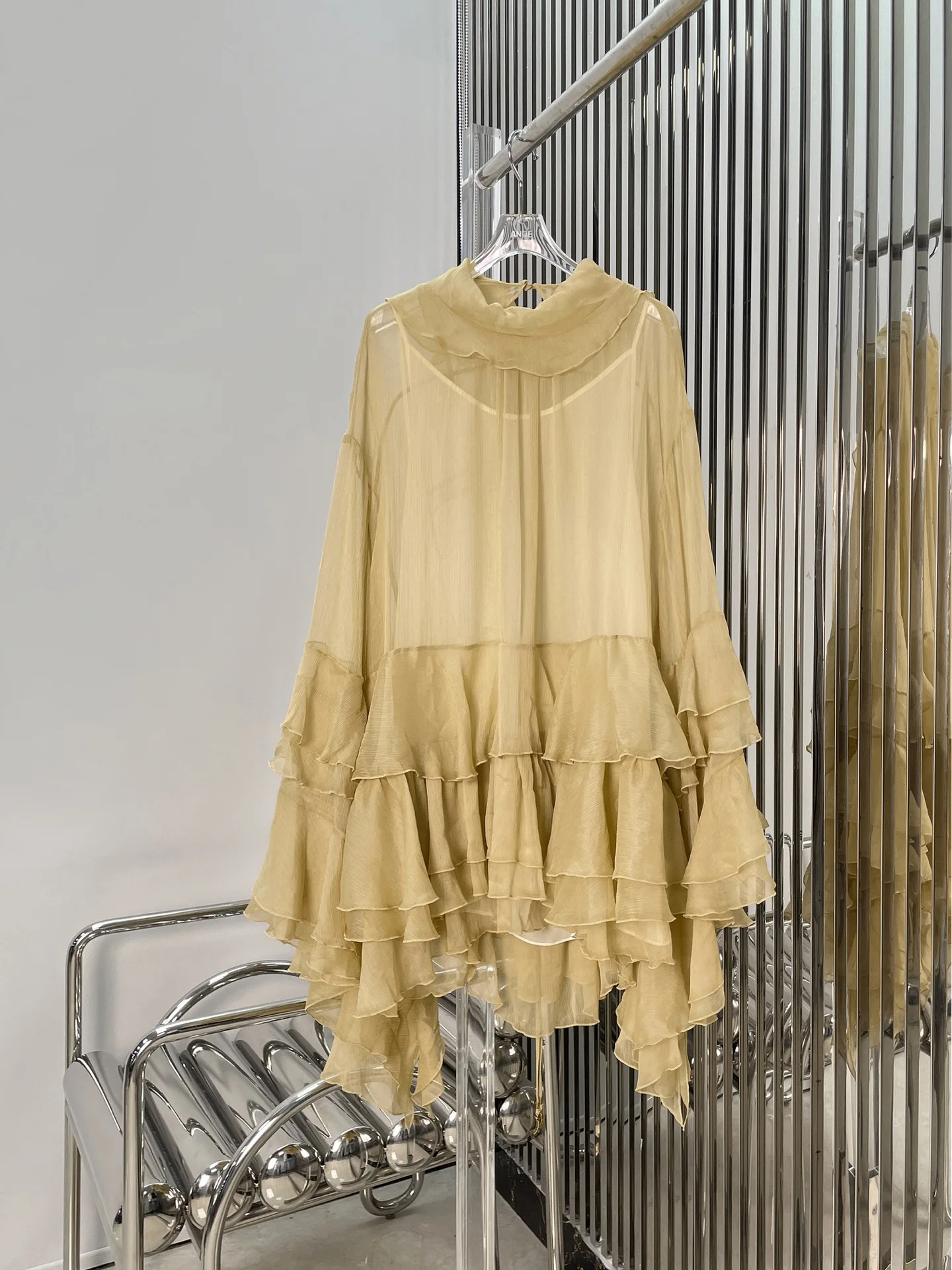 Romântico e sonhador 25 primavera/verão, estilo de férias decorativo com babados, vestido de bolo sem costas em camadas, minissaia