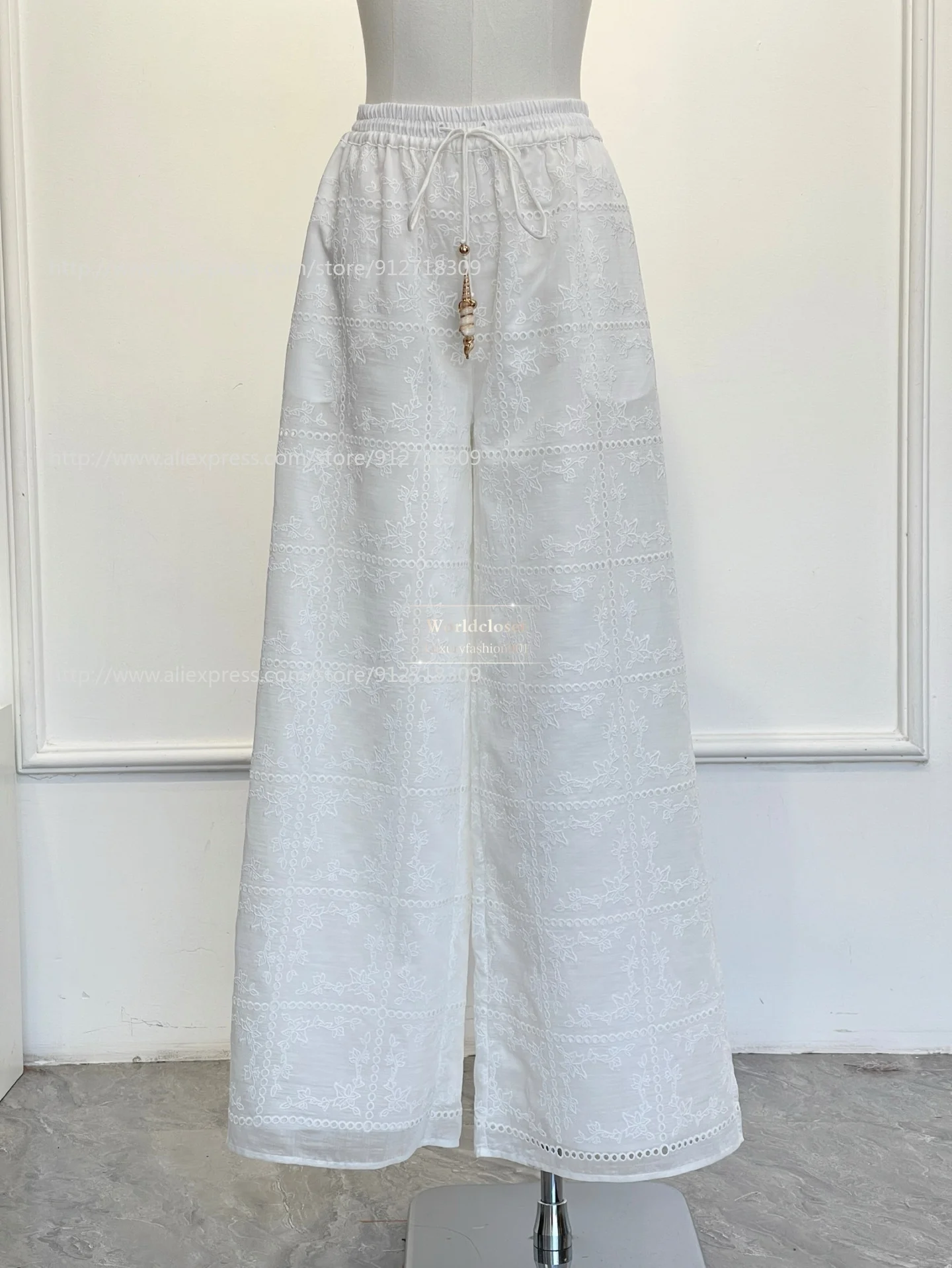 

Новый высококачественный комплект из белой кружевной вышитой ажурной блузки и брюк для женщин 2026 года