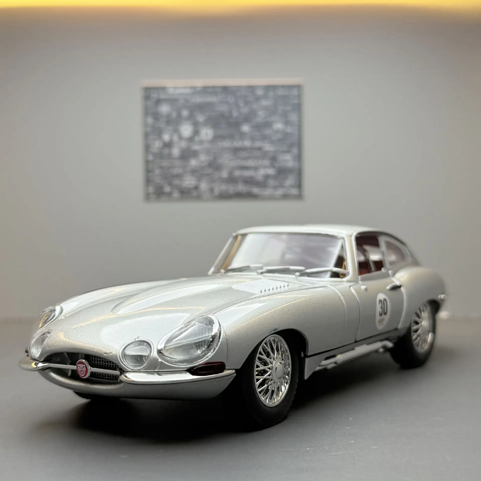 1:24 E-TYPE Sports Car Sound and Light Pull Back Children's Toy Car Model Ornament Diecast Alloy Car Model Collectible