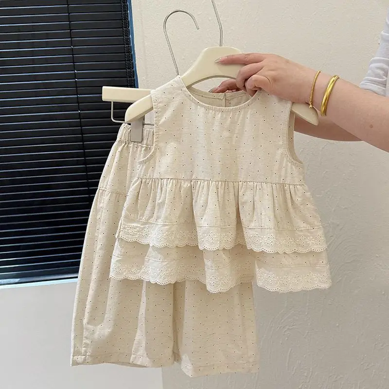 女の子用ノースリーブ水玉トップスとストレートレッグパンツのセット、キュートなプリント、通気性のある柔らかいコットン、カジュアルでゆったりとしたキッズ向けのおしゃれな服