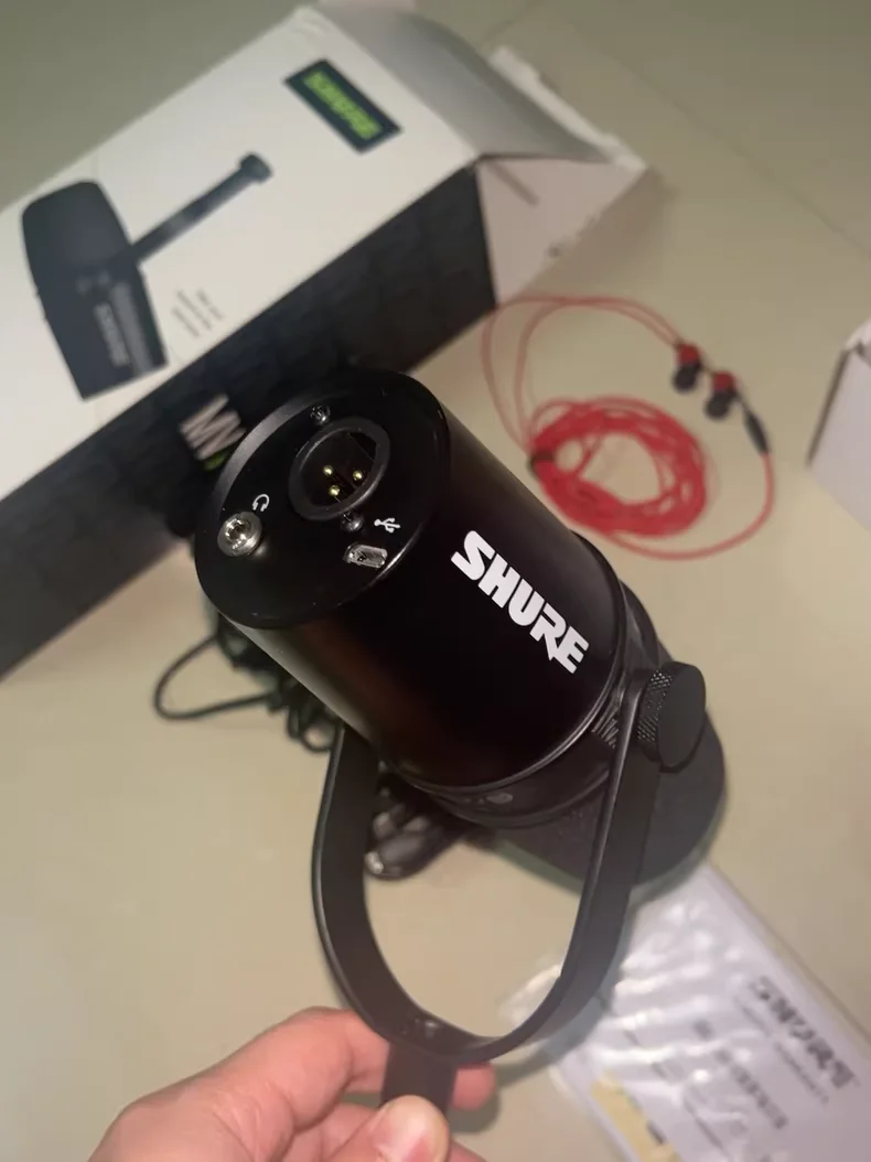 Shure MV7 Hybrid USB/XLR dynamic microphone for outdoor live use with frequency response and built-in sound card microphone