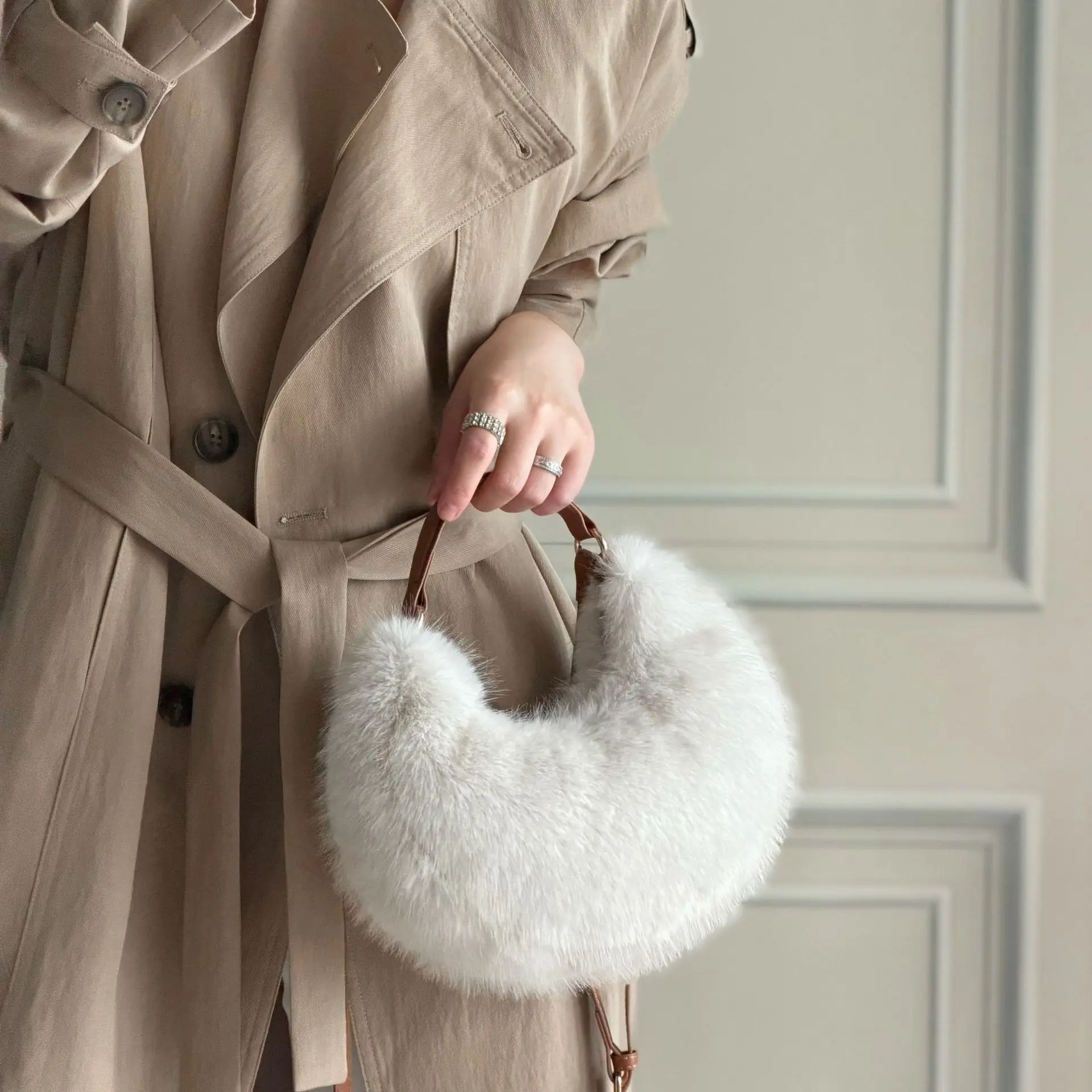 Autumn Winter Faux Fox Fur Moon Shaped Plush Handbag Women's Crossbody Bag Soft  Fashionable Ladies Purse