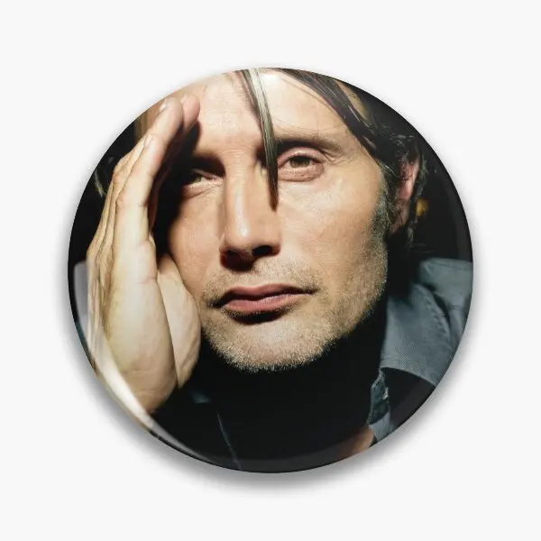 Mads Mikkelsen-女性用の柔らかいボタンピン,ジュエリー,ファッション,漫画のブローチ,金属製のバッジ,かわいい帽子,恋人の襟,面白い贈り物