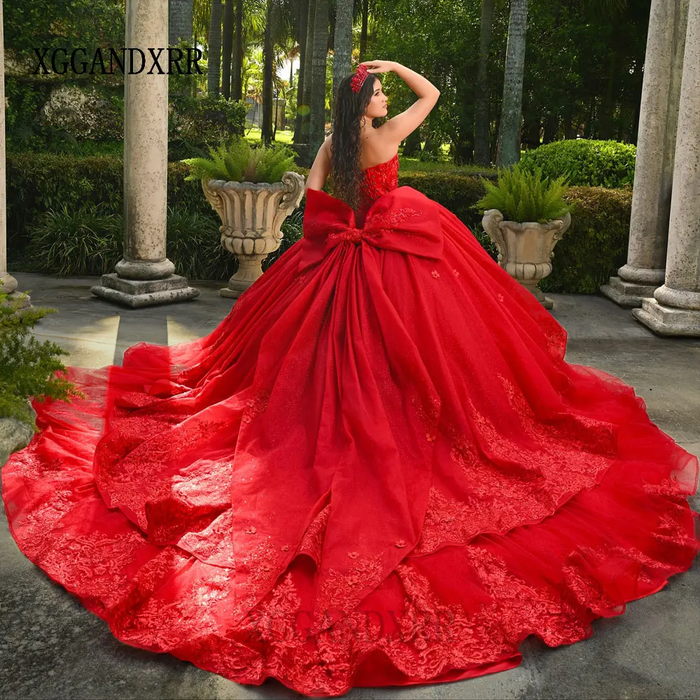 Maßgeschneidertes glänzendes rotes Spitzen-Ballkleid Quinceanera-Kleid 2026 Blumenapplikationen Schichten Schleife Sweet 16 Vestidos De 15 Anos Geburtstagsgala