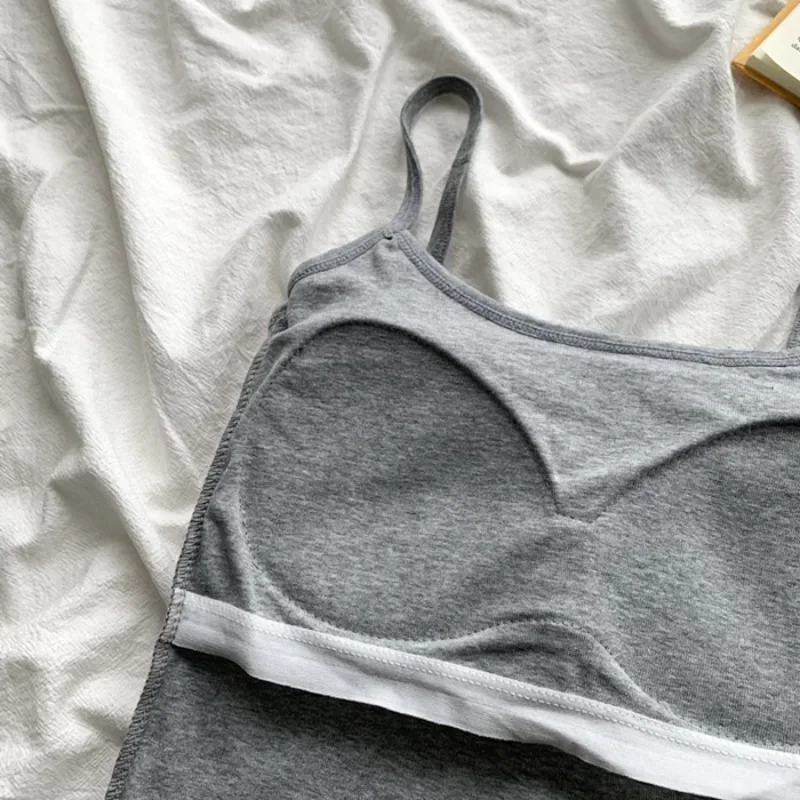 قطعة واحدة من قميص قصير نسائي كوري بلون سادة وأشرطة سباغيتي بدون أكمام مع وسادة صدر