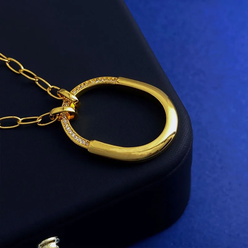 The new LOCK series lock necklace is plated with 18K gold, European and American delicate diamonds, and a small oval lock clavic