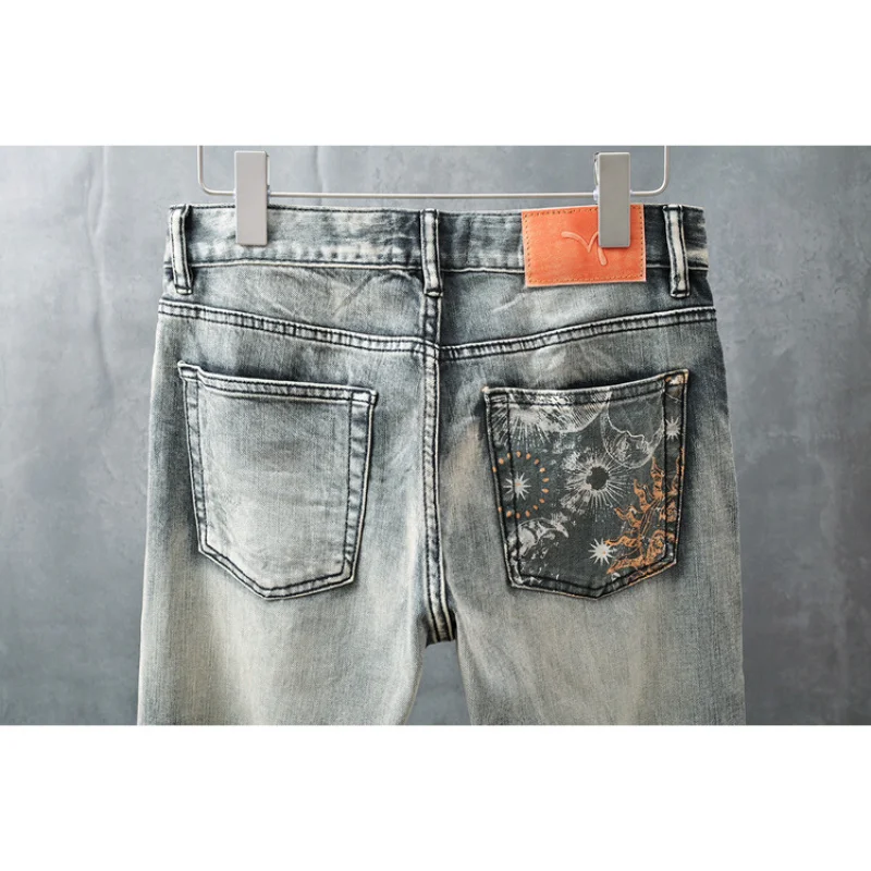 

Fashionable and luxurious pocket printed denim pants for men, straight cut slim fit, trendy and versatile high-end pants