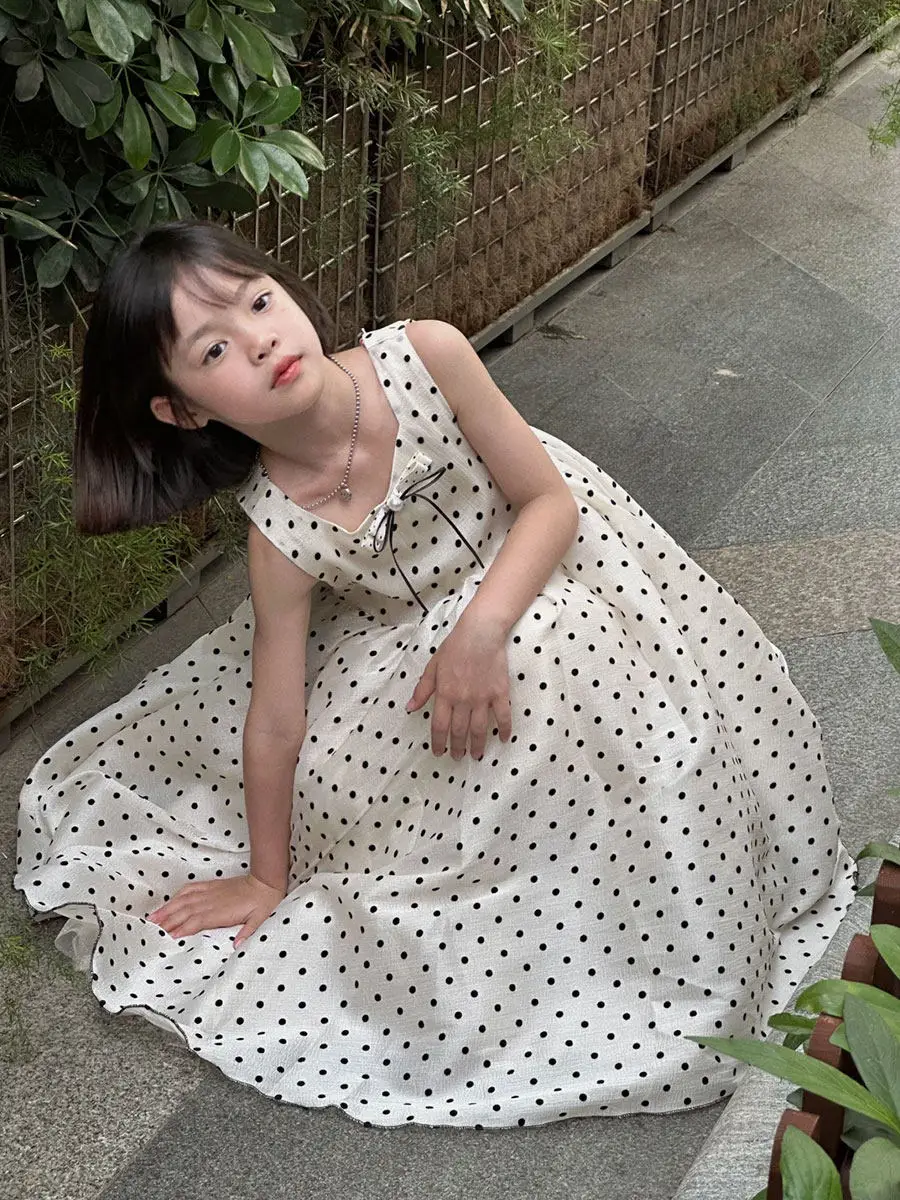 女の子夏の水玉模様のベストドレスプリンセススタイルファッショナブルな白いスカート韓国語版子供服水玉模様のミディドレス