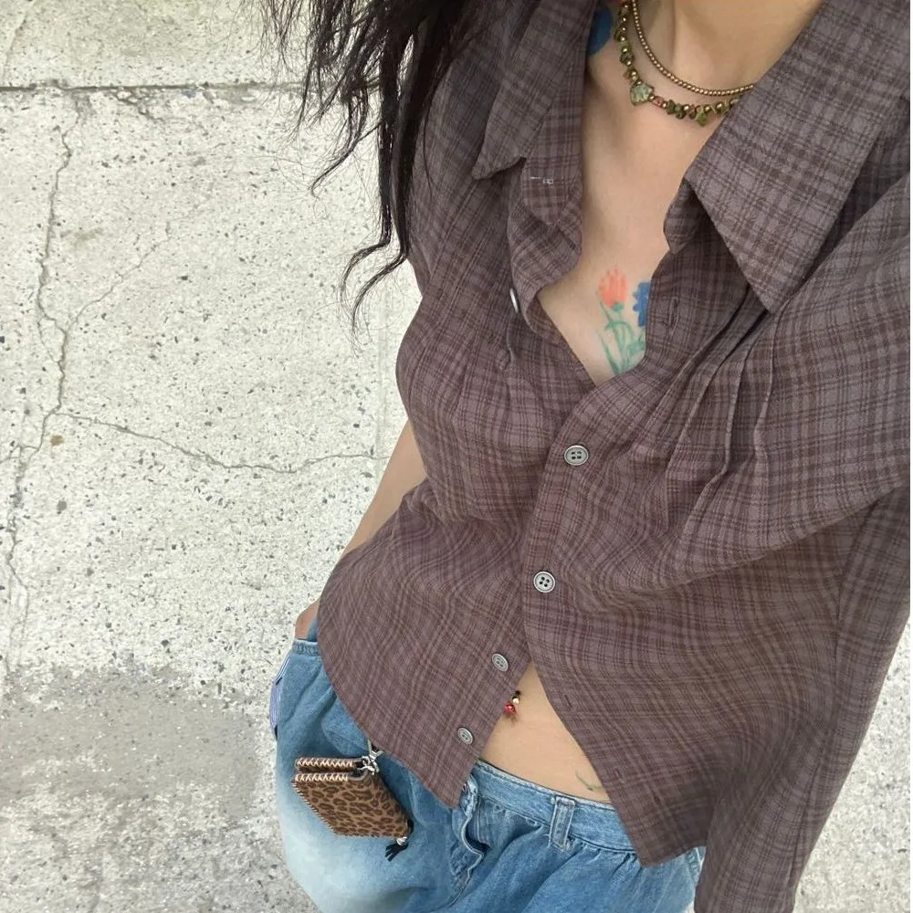 قميص نسائي صيفي عصري بتصميم كلاسيكي مخطط، ضيق ومريح، بياقة ناعمة وأكمام قصيرة، مصنوع من البوليستر 00%