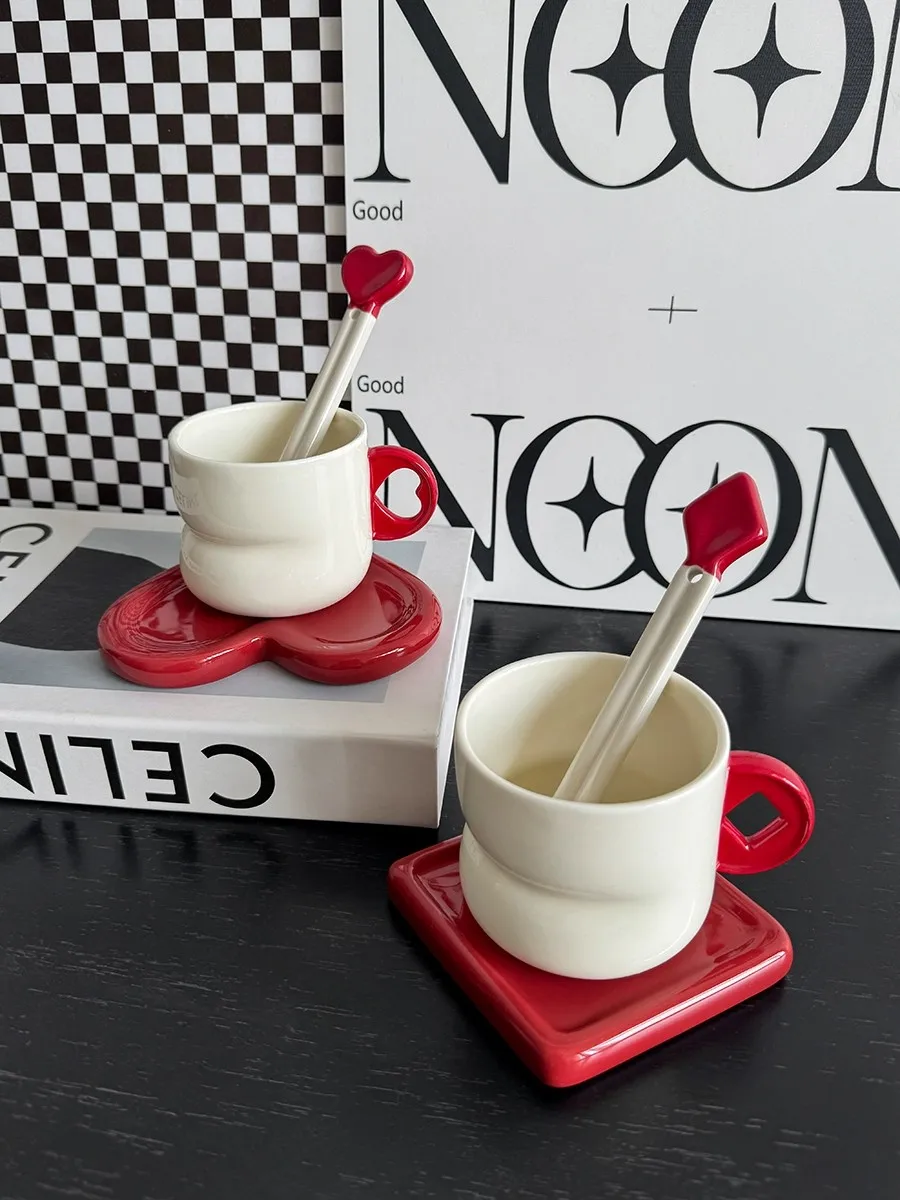 豪華なポーカーカードデザインのセラミックマグカップ、アフタヌーンティーに最適、軽量でエレガントなスタイルのコーヒーカップ、家庭用、リベタイマークカップ