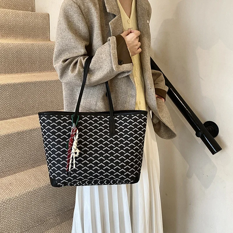 

Women's Crossbody Bag Shoulder Messenger Elegant Classic Leather By Famous Designer Luxury Brand For Ladies