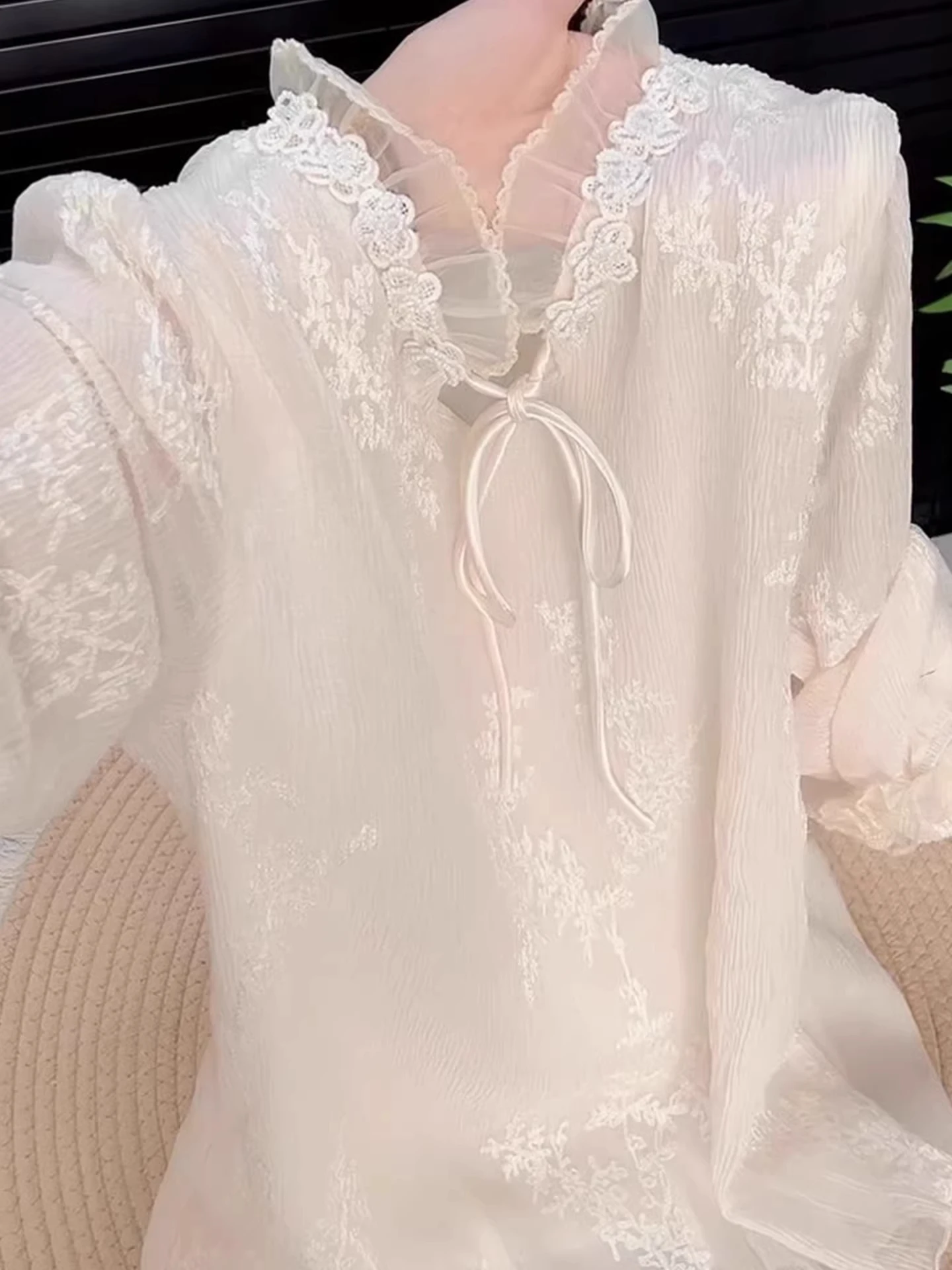 

Рубашка женская свободного кроя с V-образным вырезом, кружевной вышивкой и поясом, в французском стиле, с узлом, весна-лето, прямой крой, длинный рукав