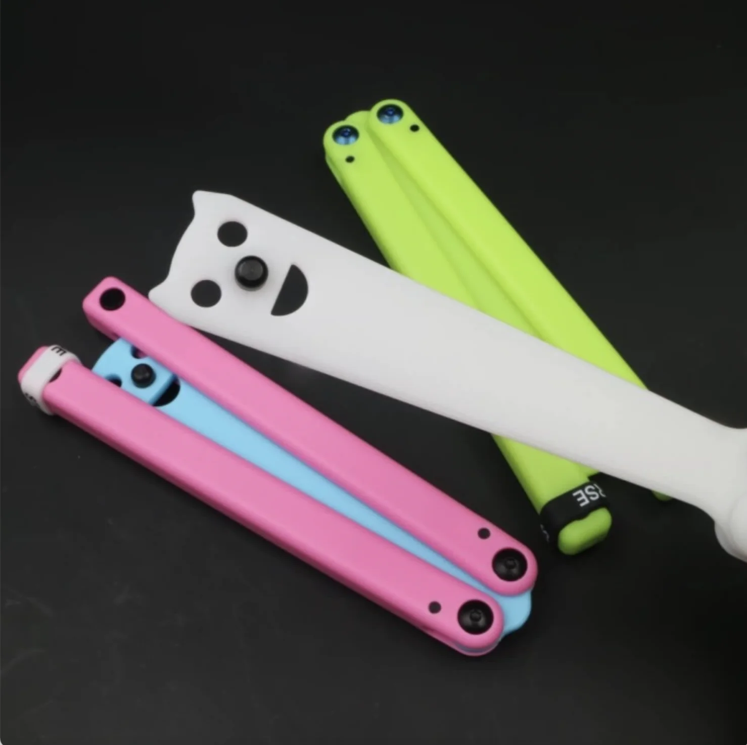 Cuchillo de Entrenamiento de Seguridad de Plástico Apocalypse Squiddy, Balisong de Práctica, Luminoso en la Oscuridad, Cuchillo de Entrenamiento de Lujo