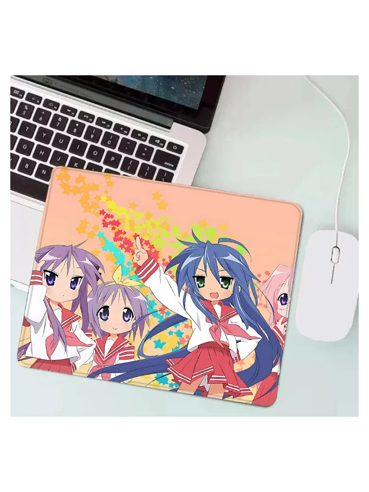 Lucky Star Konata Izumi petit tapis de souris de jeu XS tapis de souris décoration de bureau tapis de bureau tapis pour PC Gamer caoutchouc antidérapant