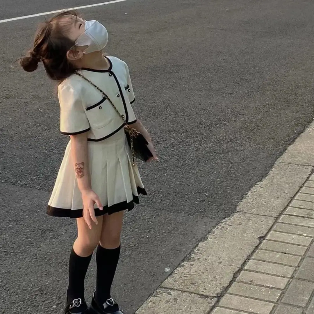 

Childrens Sets Girls Summer New Solid Color Two Piece Children Clothing Short Sleeved Tops Pleated Skirt 2025 Pleated