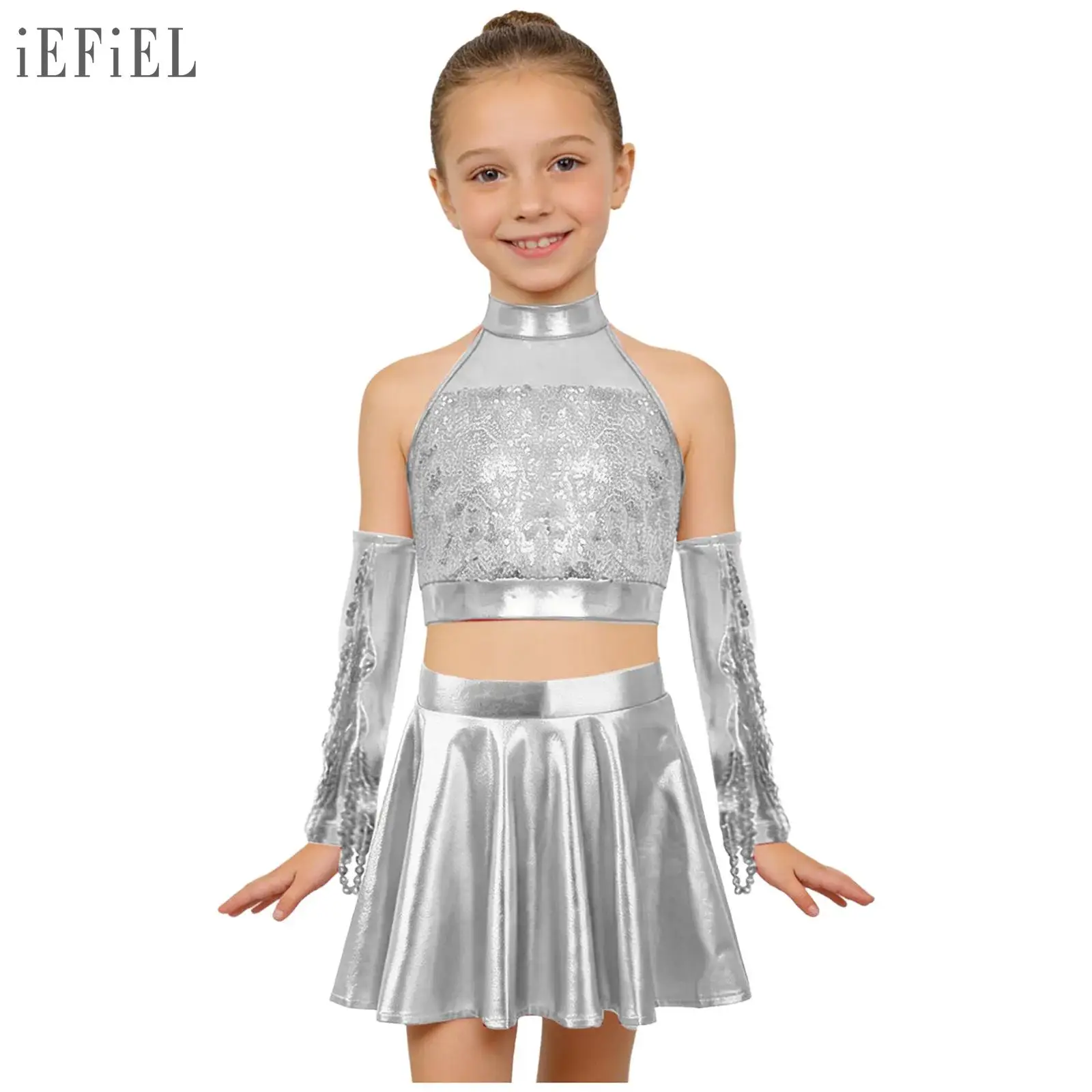

Детский костюм для танцев в стиле джаз и хип-хоп для девочек: топ без рукавов с вырезом на спине, украшенный блестящими пайетками, с металлической расклешенной юбкой и перчатками.