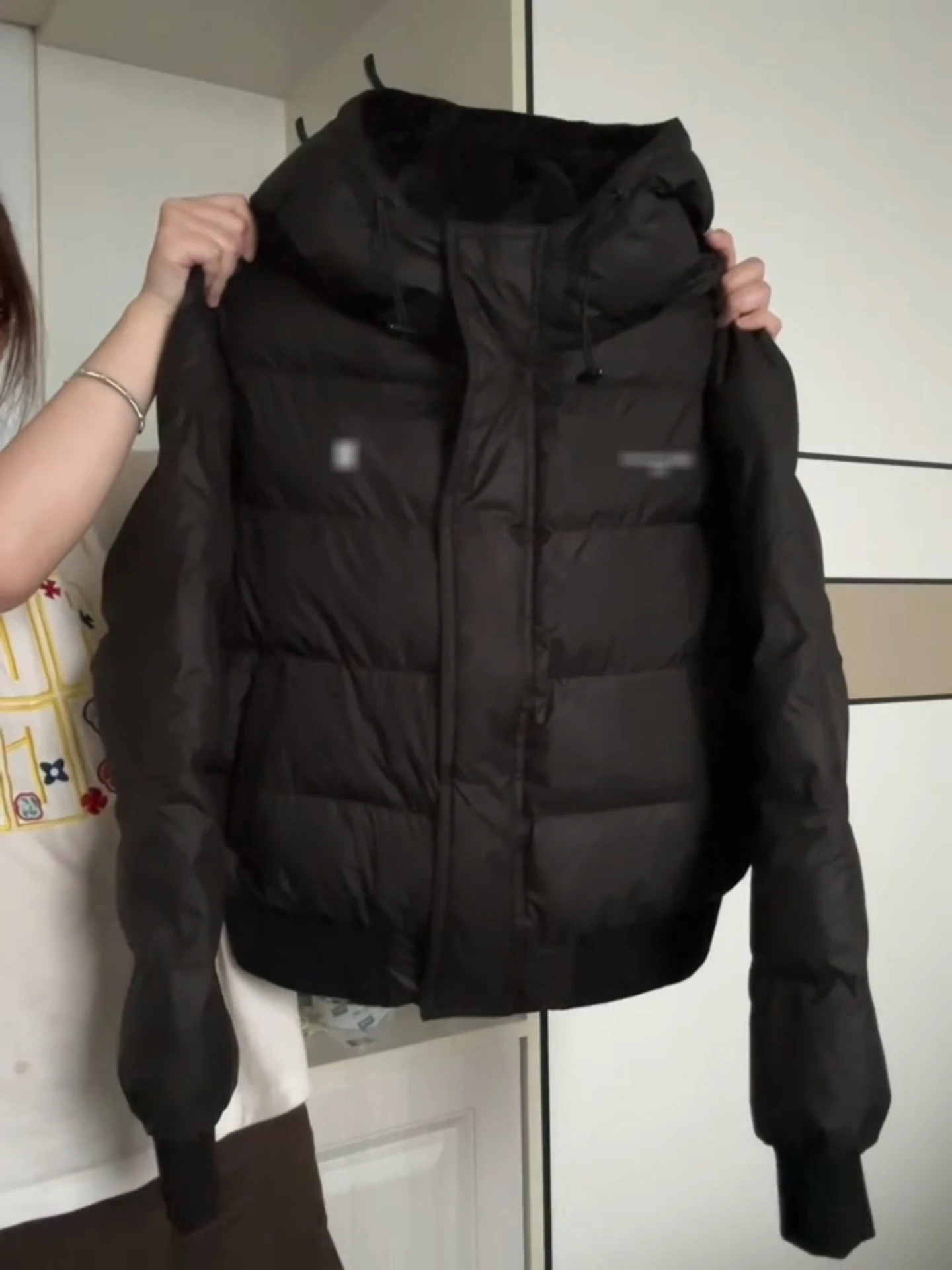 

Новая женская зимняя куртка-пуховик 2025 года с капюшоном, утепленная, свободного кроя, в корейском стиле, эксклюзивно онлайн