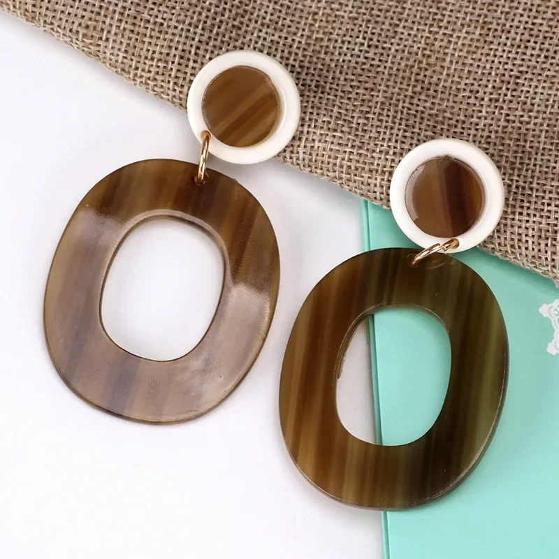 أقراط جديدة بنية شبه شفافة غير منتظمة