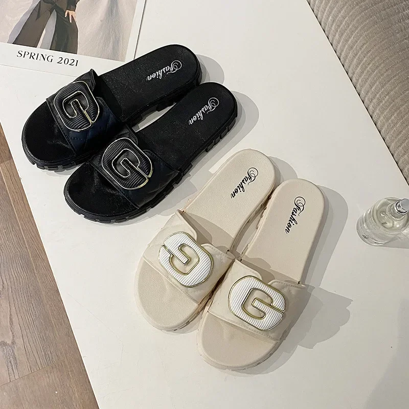 صنادل شاطئ المشاهير على الإنترنت، اتجاه الصيف، ترتدي شباشب بخط واحد، شباشب مربعة متعددة الاستخدامات للنساء