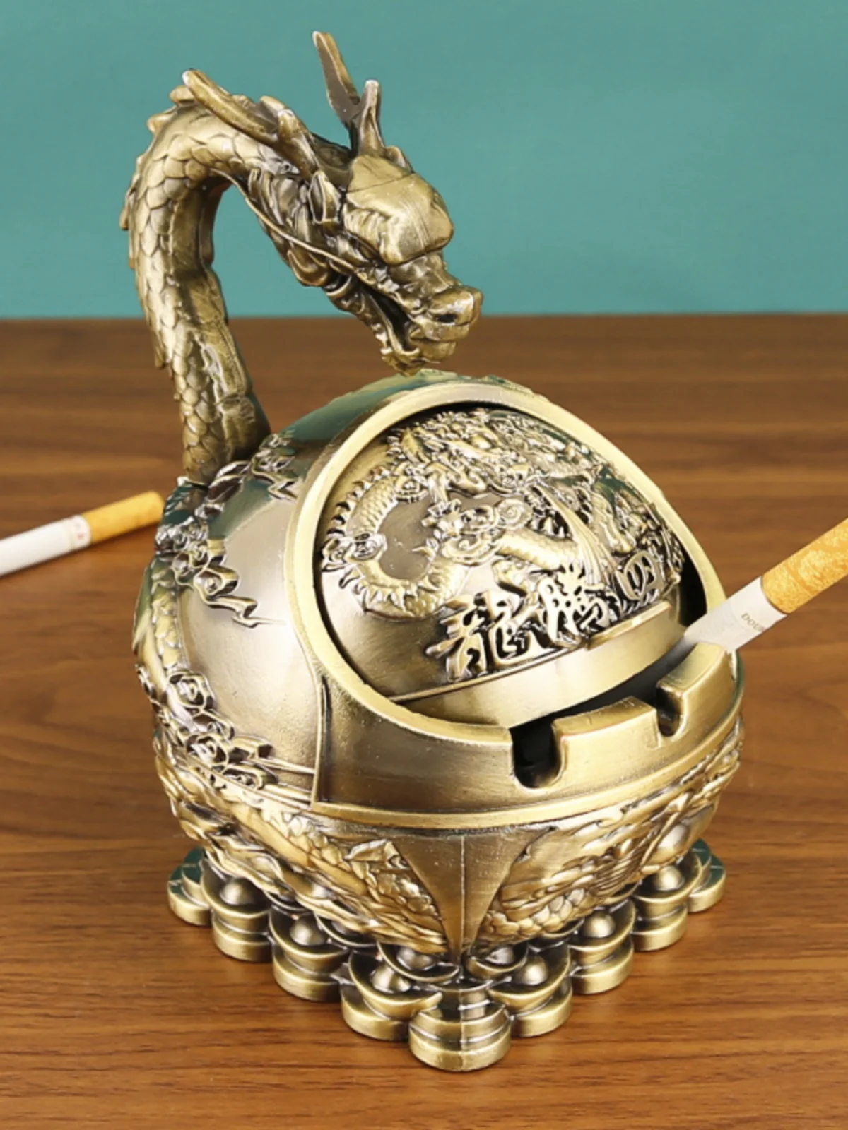 

Bronze 12 zodiac ashtray with lid, anti fly ash and anti fall, home creative office, personalized, high-end, light luxury design