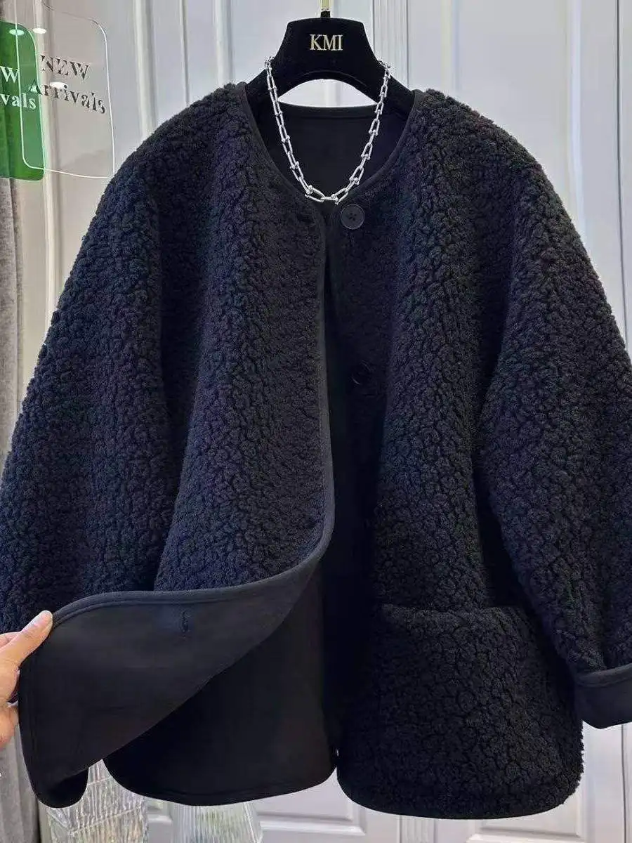 معطف نسائي فضفاض من فرو الخروف بأزرار، معطف دافئ أسود راقي، تصميم أنيق للتنقل اليومي، لون نقي، أكمام طويلة